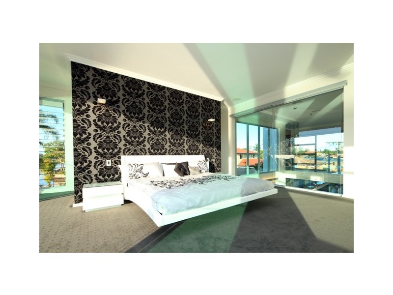 17 Mexicali Court, Broadbeach Waters QLD 4218