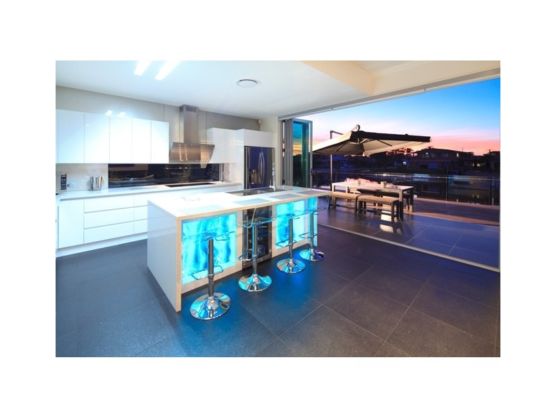 17 Mexicali Court, Broadbeach Waters QLD 4218