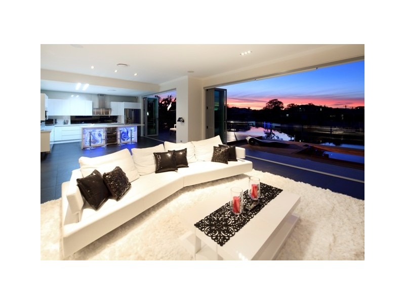 17 Mexicali Court, Broadbeach Waters QLD 4218