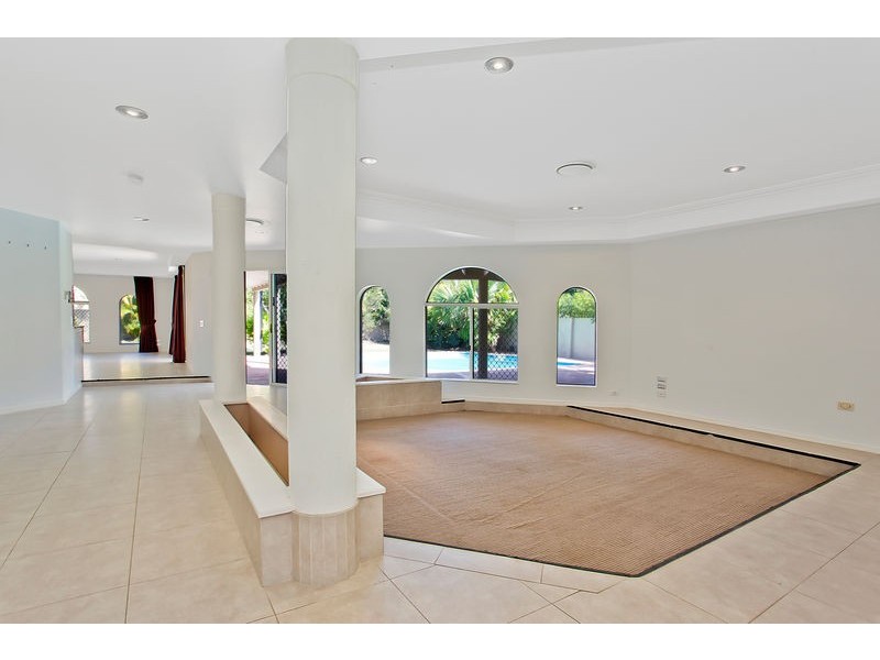 9 Cheval Court, Benowa QLD 4217