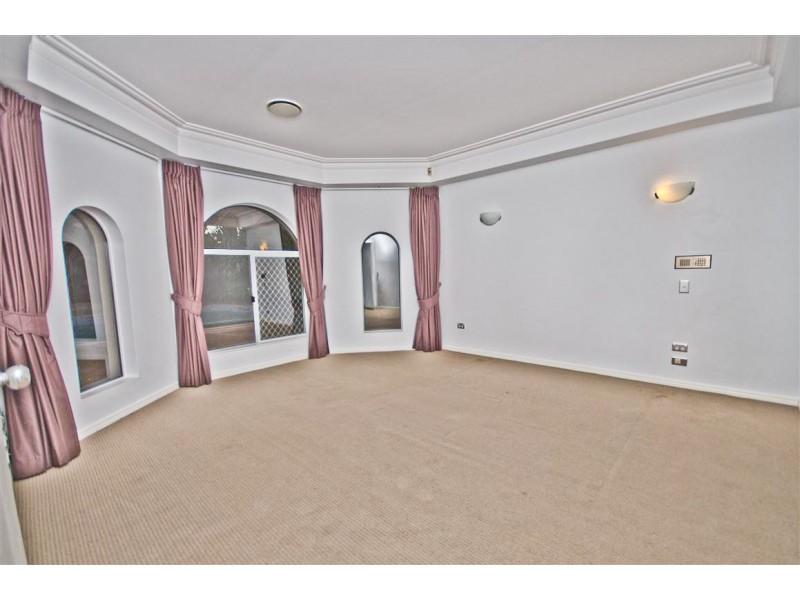 9 Cheval Court, Benowa QLD 4217