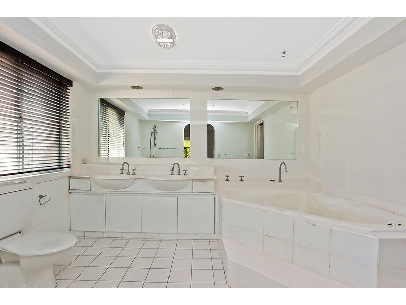 9 Cheval Court, Benowa QLD 4217