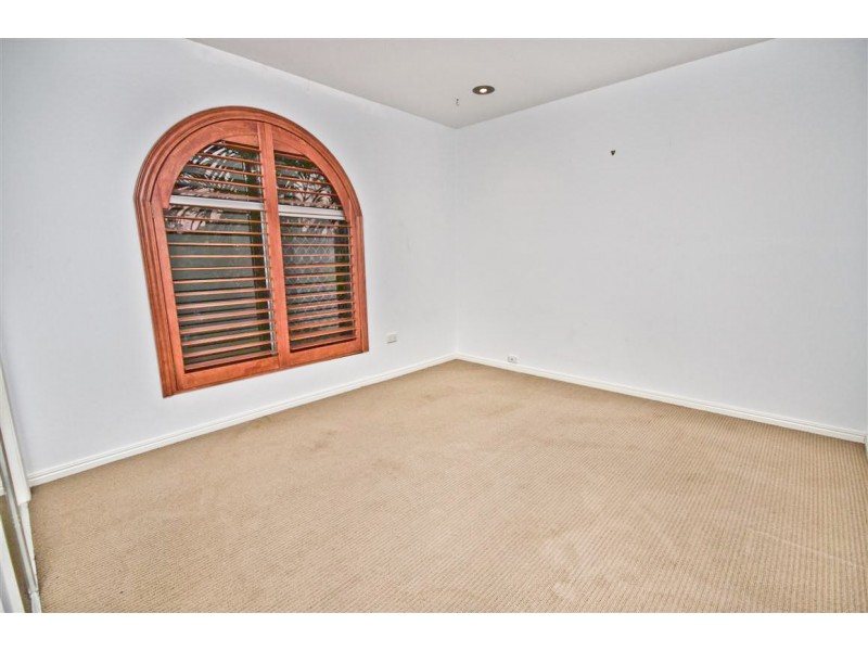 9 Cheval Court, Benowa QLD 4217