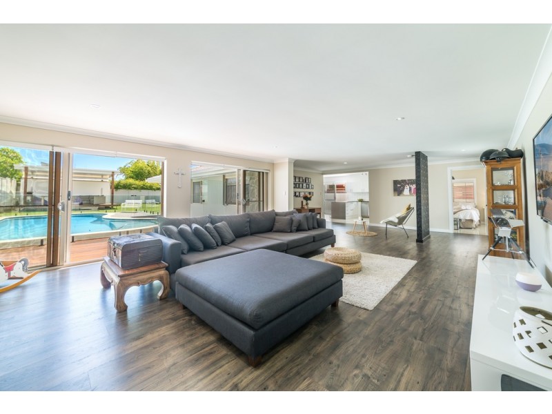 9 Dunbarton Avenue, Sorrento QLD 4217