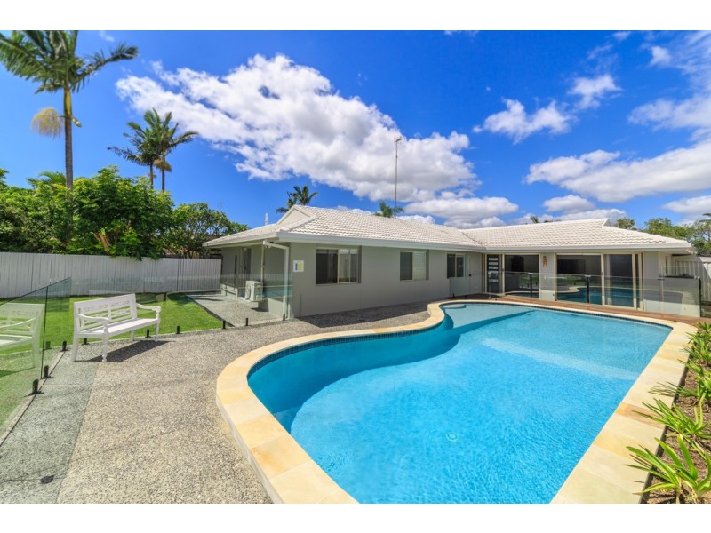 9 Dunbarton Avenue, Sorrento QLD 4217