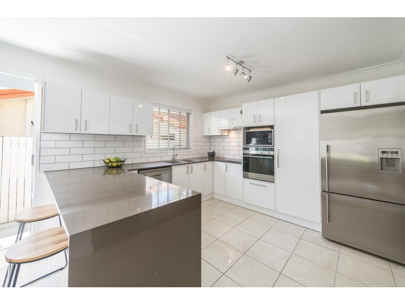 9 Dunbarton Avenue, Sorrento QLD 4217