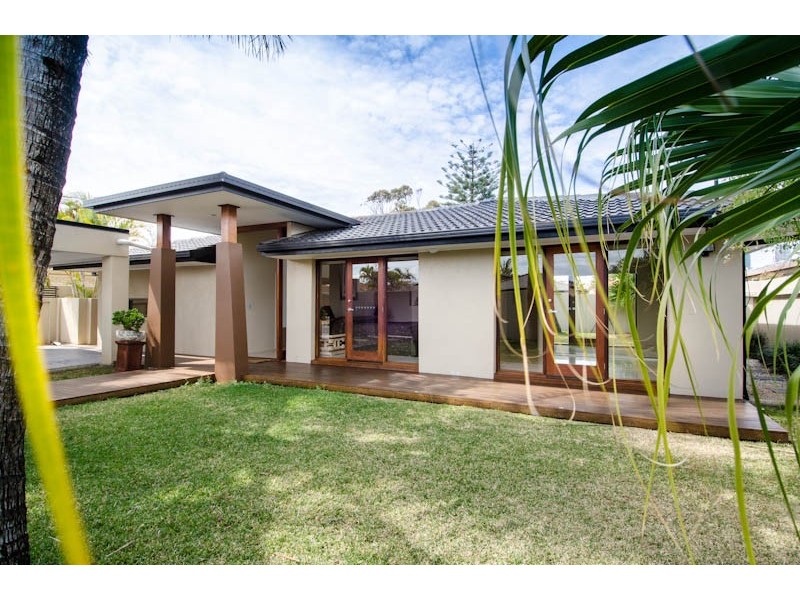 14 Andrea Avenue, Broadbeach Waters QLD 4218