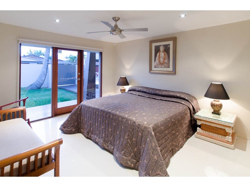 14 Andrea Avenue, Broadbeach Waters QLD 4218