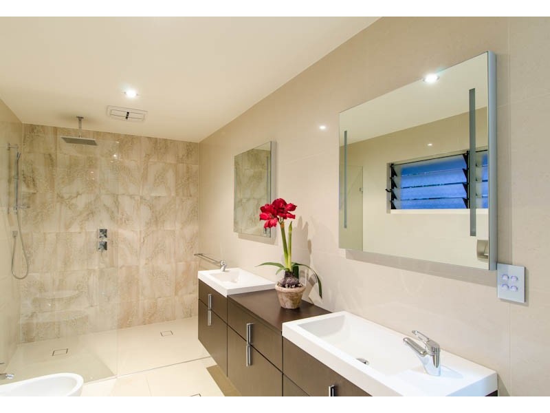 14 Andrea Avenue, Broadbeach Waters QLD 4218