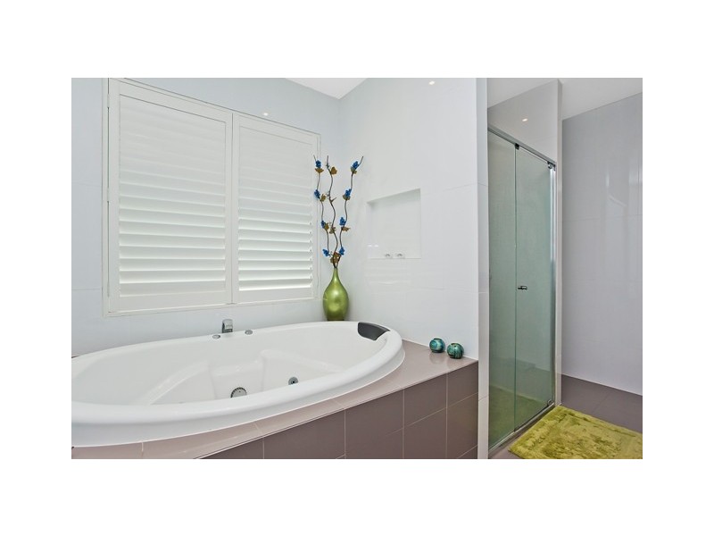 22 Welby Street, Broadbeach Waters QLD 4218