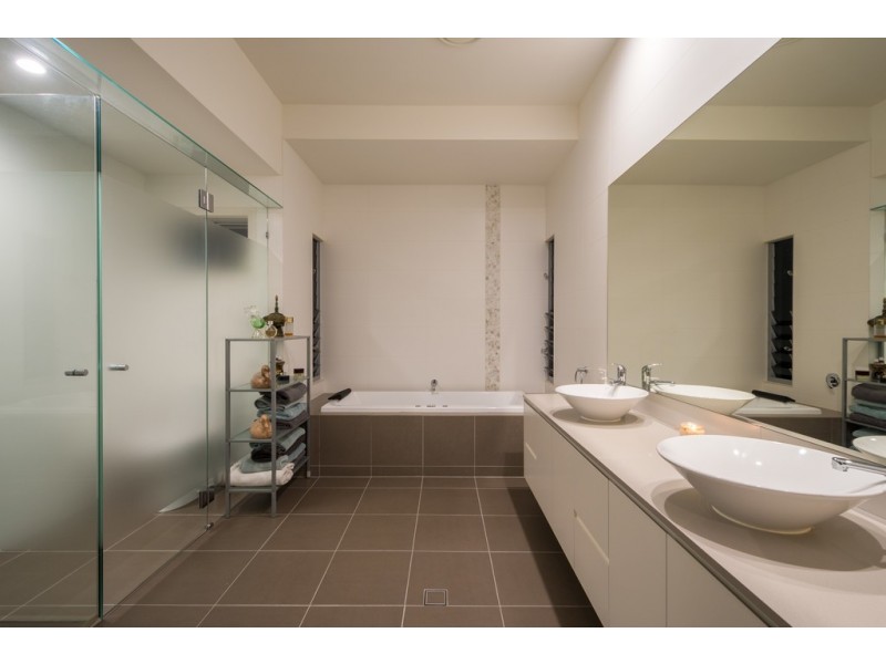 9 Clipper Boulevard, Clear Island Waters QLD 4226