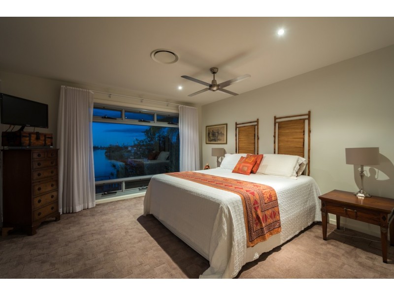 9 Clipper Boulevard, Clear Island Waters QLD 4226