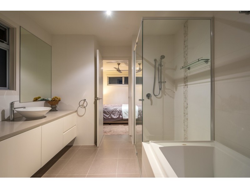 9 Clipper Boulevard, Clear Island Waters QLD 4226
