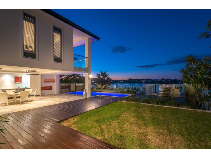 9 Clipper Boulevard, Clear Island Waters QLD 4226