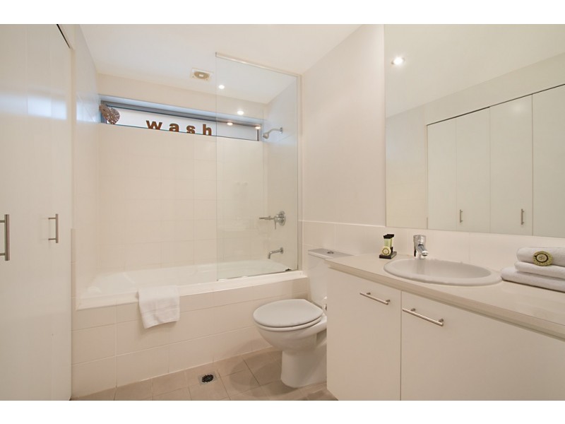 2002 Freshwater Point 33 TE Peters Drive, Broadbeach Waters QLD 4218