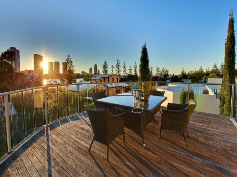 2/42 Tedder Avenue, Main Beach QLD 4217