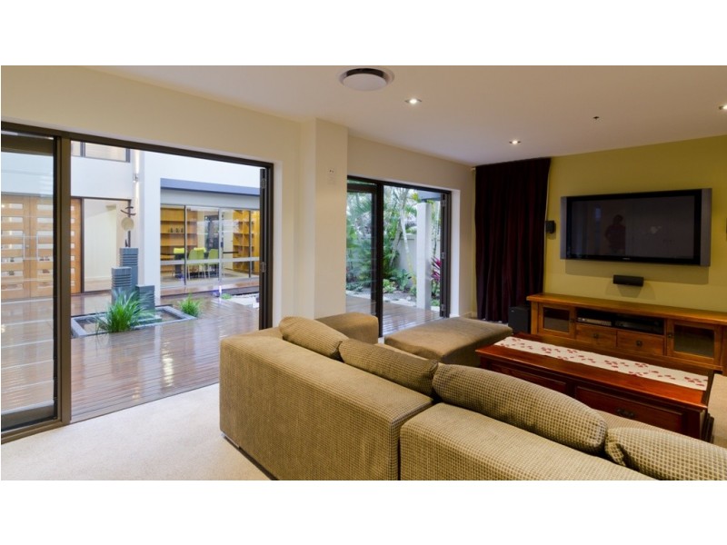 5 Rowes Court, Sorrento QLD 4217