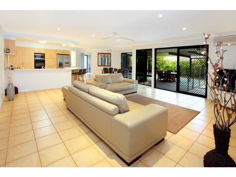 1 Raymond Avenue, Bundall QLD 4217