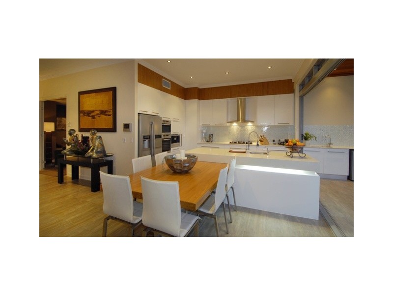 10 St Tropez Terrace, Sorrento QLD 4217