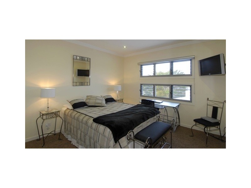 10 St Tropez Terrace, Sorrento QLD 4217