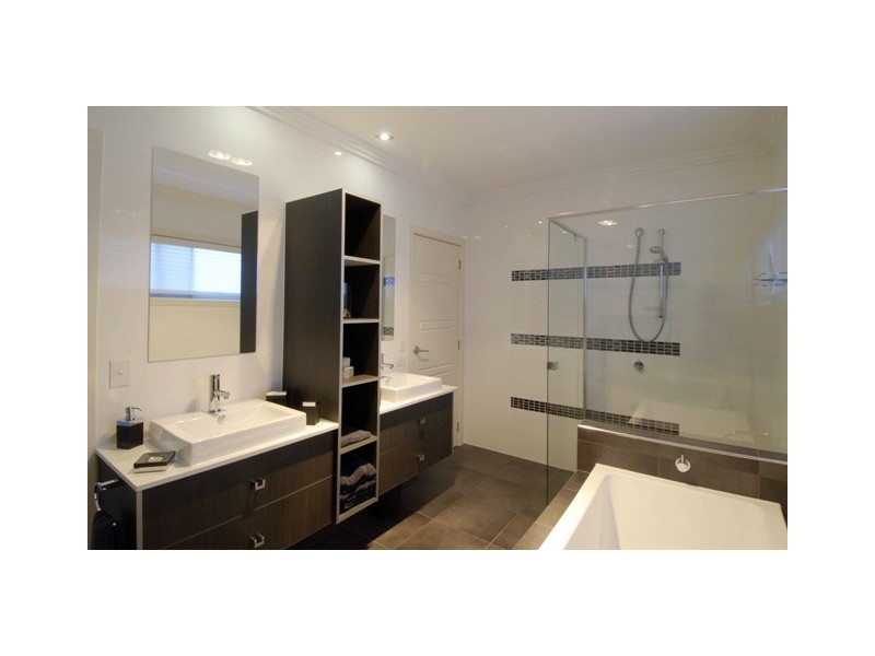 10 St Tropez Terrace, Sorrento QLD 4217