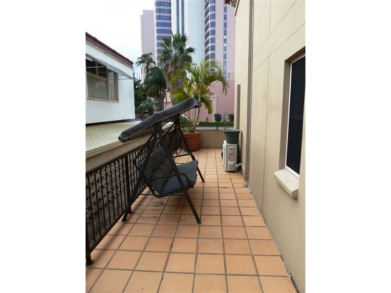 4/32 First Avenue, Broadbeach QLD 4218