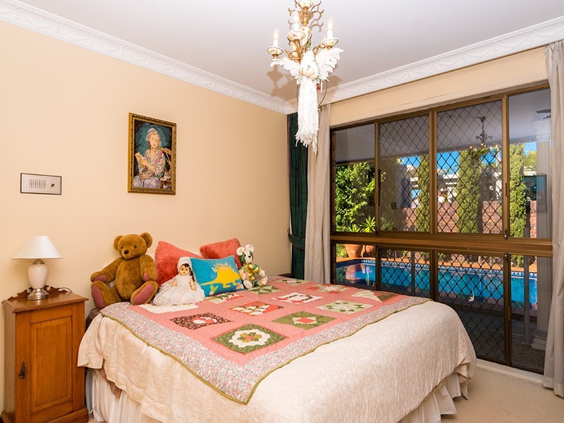 7 Donegal Crescent, Sorrento QLD 4217