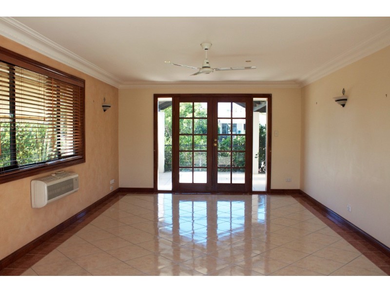 5 Mexicali Court, Broadbeach Waters QLD 4218