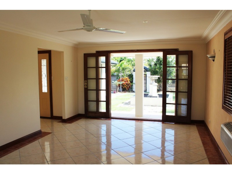 5 Mexicali Court, Broadbeach Waters QLD 4218