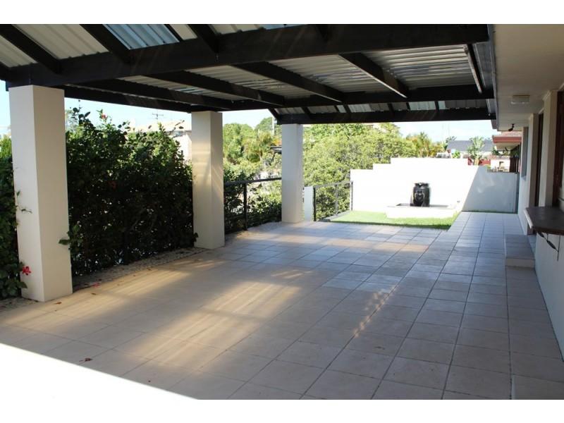 5 Mexicali Court, Broadbeach Waters QLD 4218