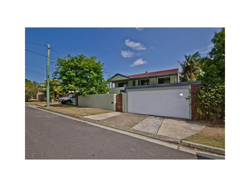 8 Raymond Avenue, Bundall QLD 4217