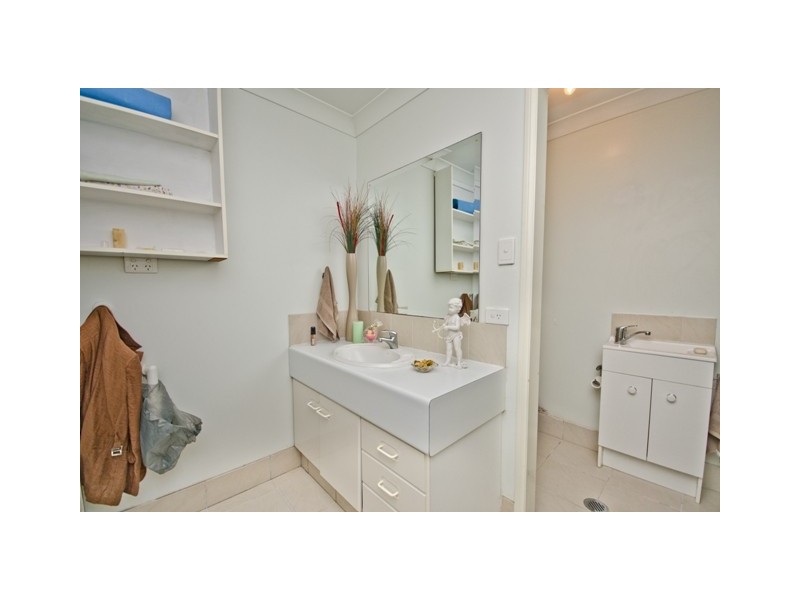 8 Raymond Avenue, Bundall QLD 4217