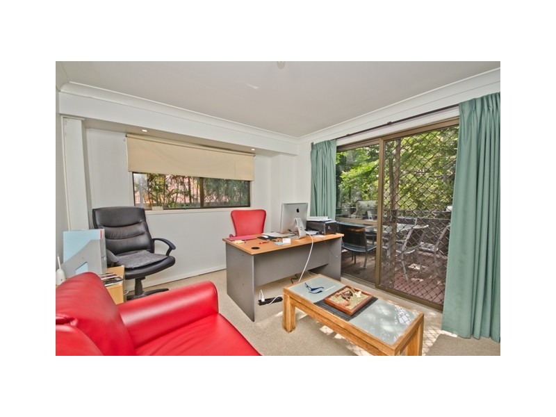 8 Raymond Avenue, Bundall QLD 4217