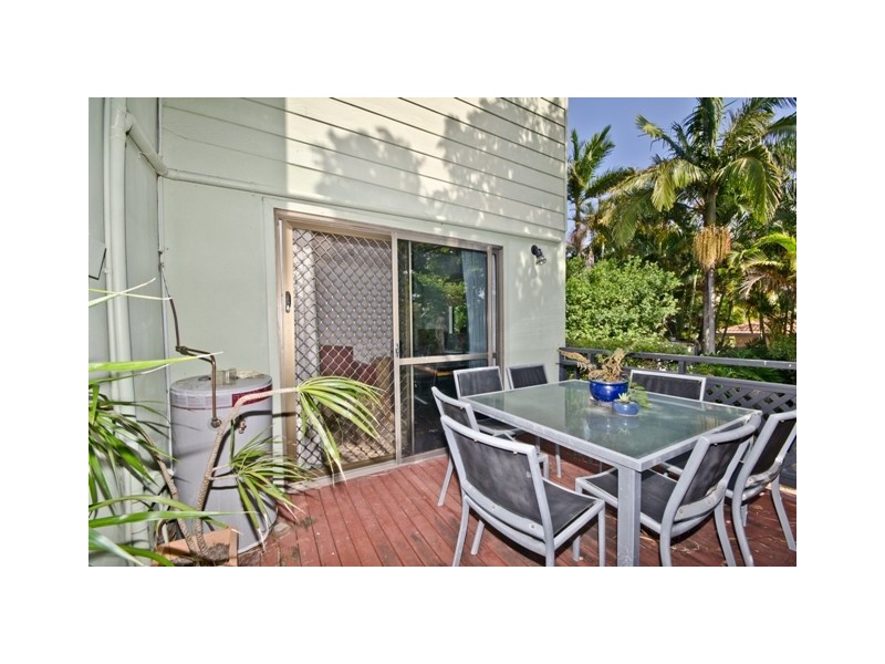 8 Raymond Avenue, Bundall QLD 4217