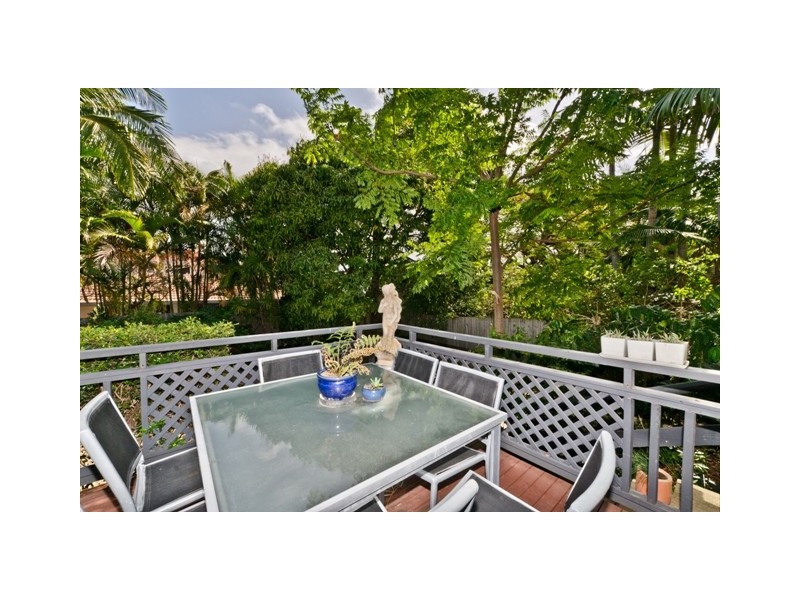 8 Raymond Avenue, Bundall QLD 4217
