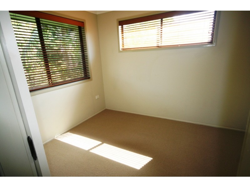 8 Raymond Avenue, Bundall QLD 4217