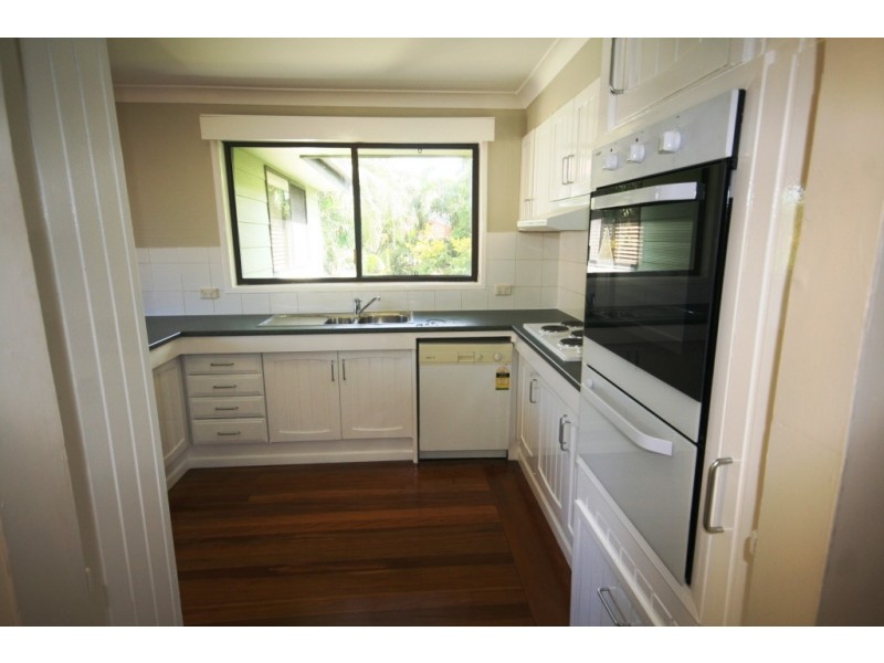 8 Raymond Avenue, Bundall QLD 4217
