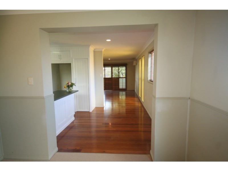 8 Raymond Avenue, Bundall QLD 4217