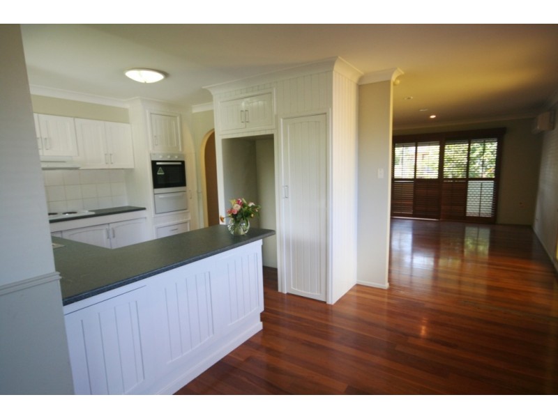 8 Raymond Avenue, Bundall QLD 4217