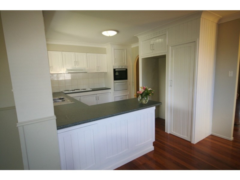 8 Raymond Avenue, Bundall QLD 4217