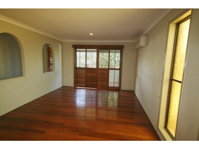 8 Raymond Avenue, Bundall QLD 4217