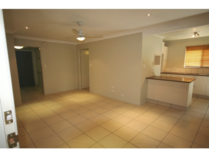 8 Raymond Avenue, Bundall QLD 4217