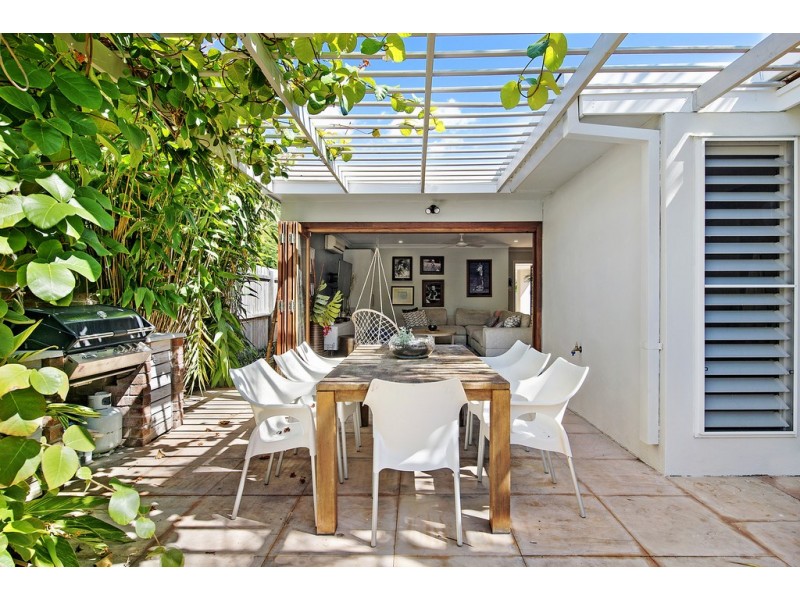 6 Karina Crescent, Broadbeach Waters QLD 4218