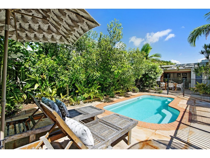 6 Karina Crescent, Broadbeach Waters QLD 4218