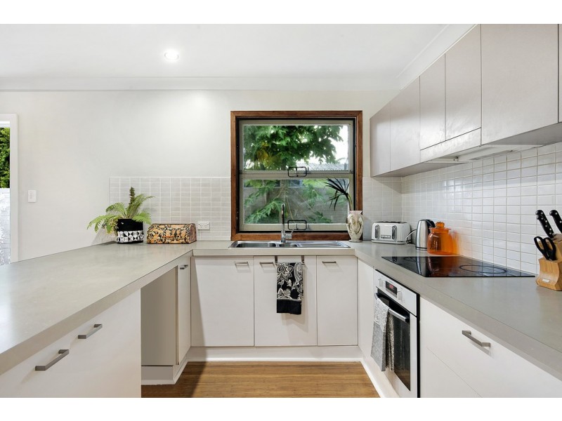 6 Karina Crescent, Broadbeach Waters QLD 4218