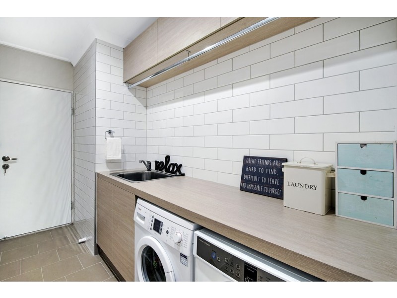 6 Karina Crescent, Broadbeach Waters QLD 4218