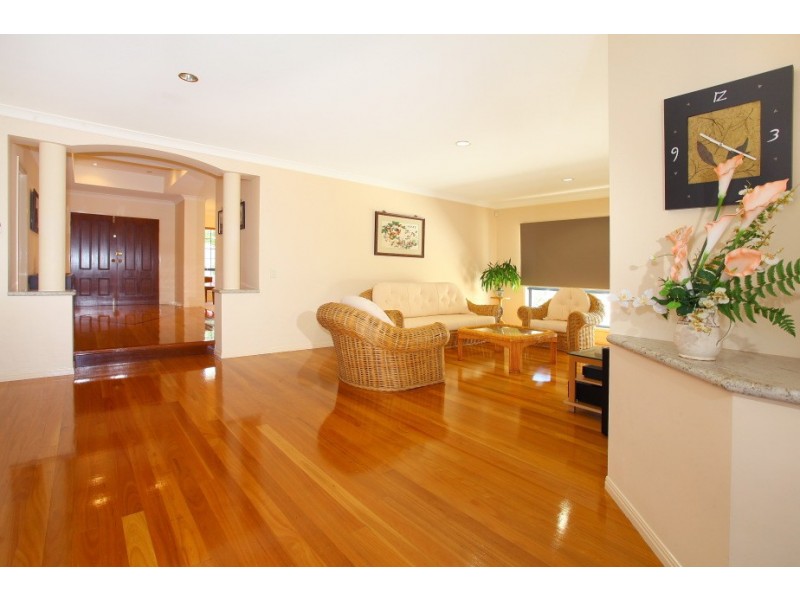 16 Istana View, Clear Island Waters QLD 4226