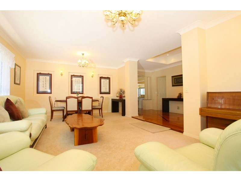 16 Istana View, Clear Island Waters QLD 4226