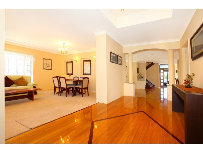 16 Istana View, Clear Island Waters QLD 4226