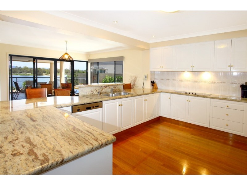 16 Istana View, Clear Island Waters QLD 4226